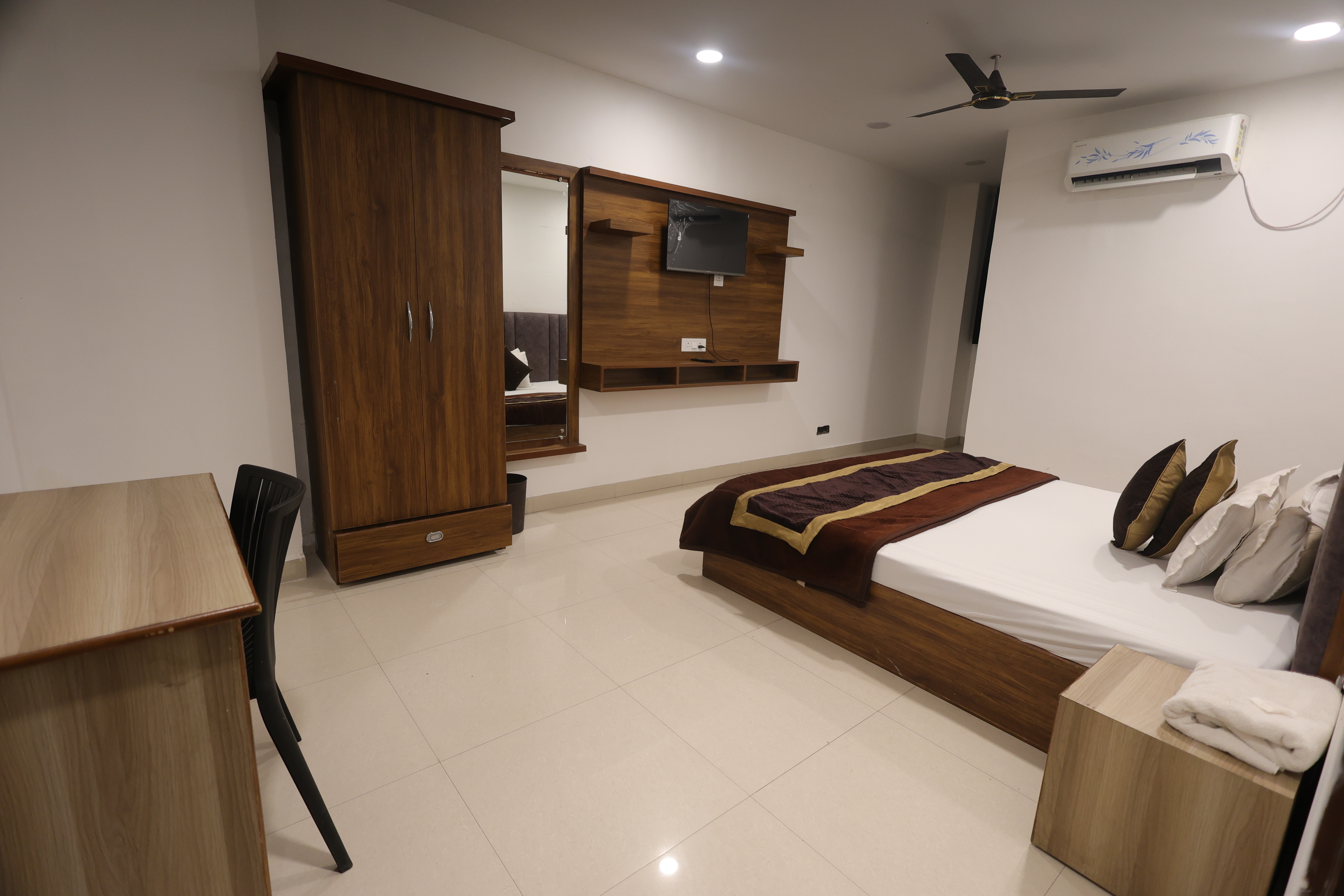 EasExplore Home Town Hotel Hilson